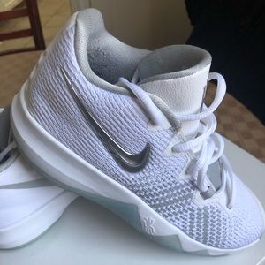 Youth Nike Kyrie Flytrap Basketball Shoe Size 4.5